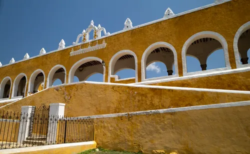 Vale a pena visitar Izamal? 5 coisas para fazer na Cidade Amarela
